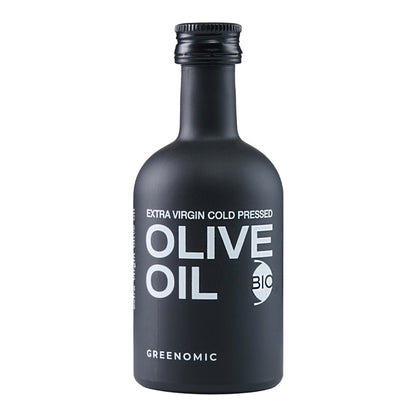 Schwarzes BIO Olivenöl in Designerflasche freigestellt auf weißem Hintergrund