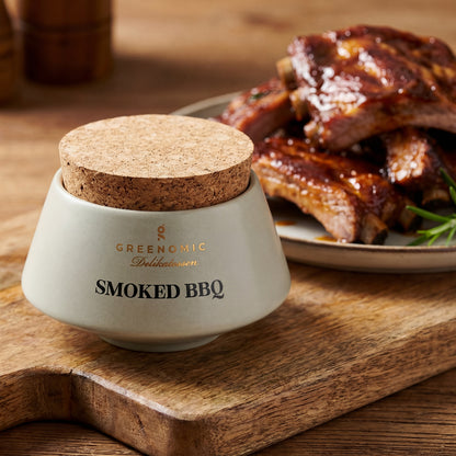 Smoked BBQ Gewürz neben saftigen BBQ-Rippchen auf Holzbrett angerichtet