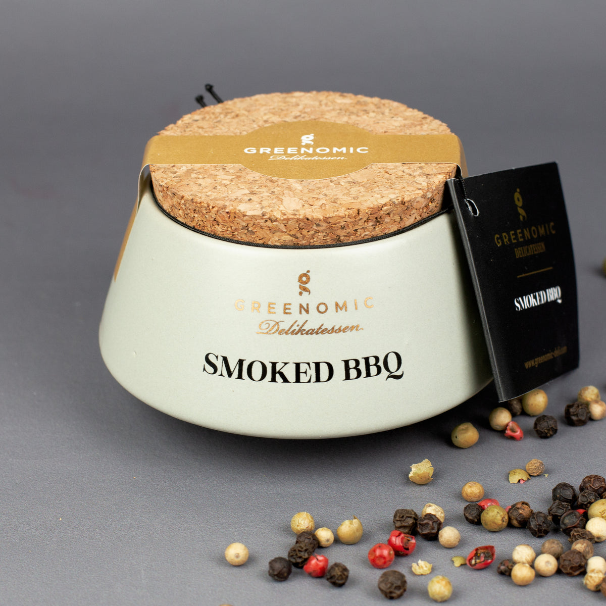 Smoked BBQ Gewürzmischung mit Korkdeckel und Etikett, dekoriert mit bunten Pfefferkörnern