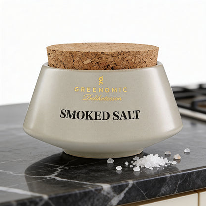 Greenomic Smoked Salt im handgefertigten Keramiktopf mit Korkdeckel auf Marmorplatte
