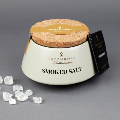 Premium Rauchsalz im Keramikbehälter mit Korkdeckel und groben Salzkristallen