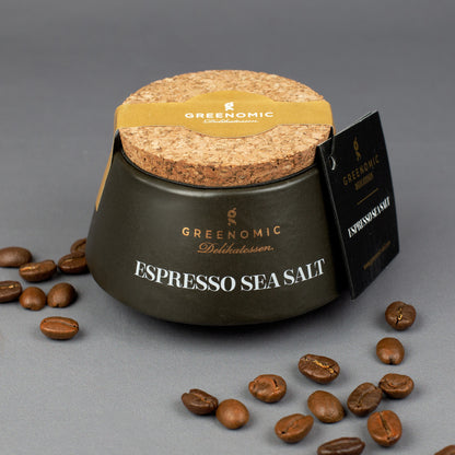 Greenomic Espresso Sea Salt im handgefertigten Tontopf mit Korkdeckel und Kaffeebohnen dekoriert