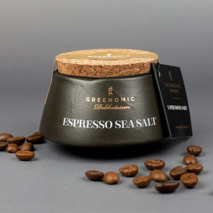Espresso Sea Salt Gewürzmischung von Greenomic im schwarzen Keramiktopf mit Etikett