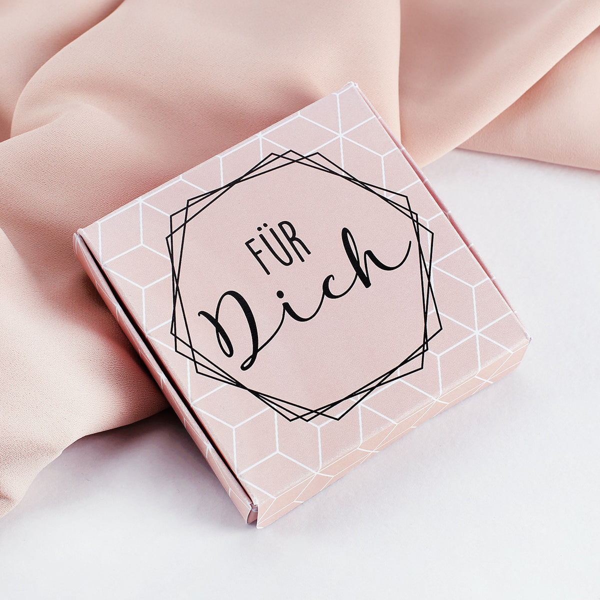 Geschenkbox für gravierte Namenskette mit Herzen