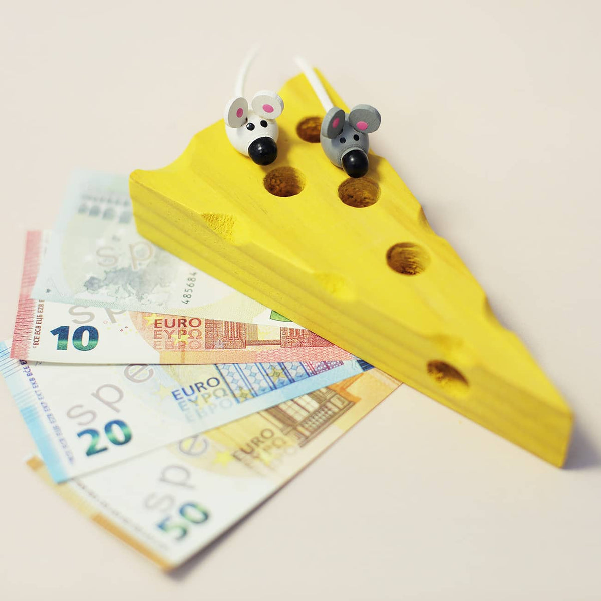 Käsestück aus Holz mit Dekoscheinen