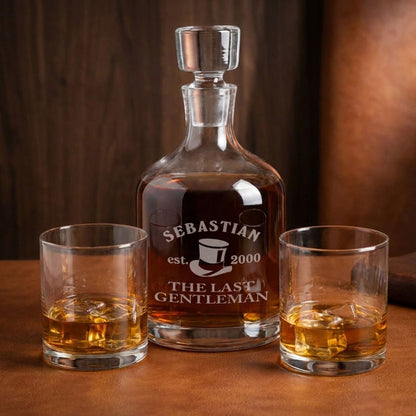 Elegantes 3-teiliges Whisky-Set von Leonardo mit gravierter Karaffe und zwei Whiskygläsern auf dunklem Untergrund.