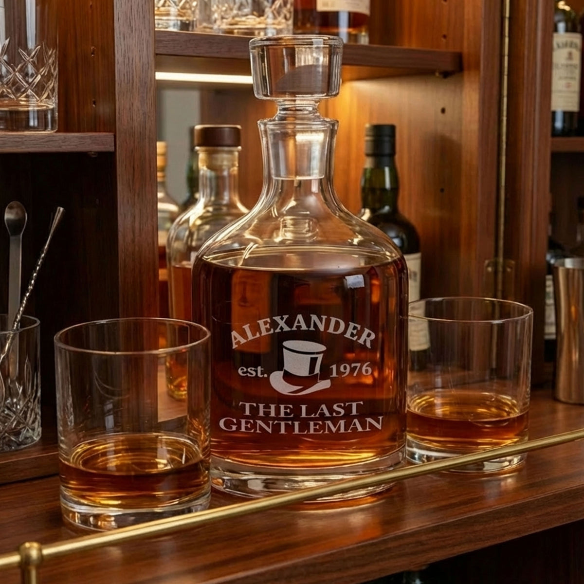 Elegantes 3-teiliges Whisky-Set von Leonardo mit gravierter Karaffe und zwei Whiskygläsern in einer Hausbar