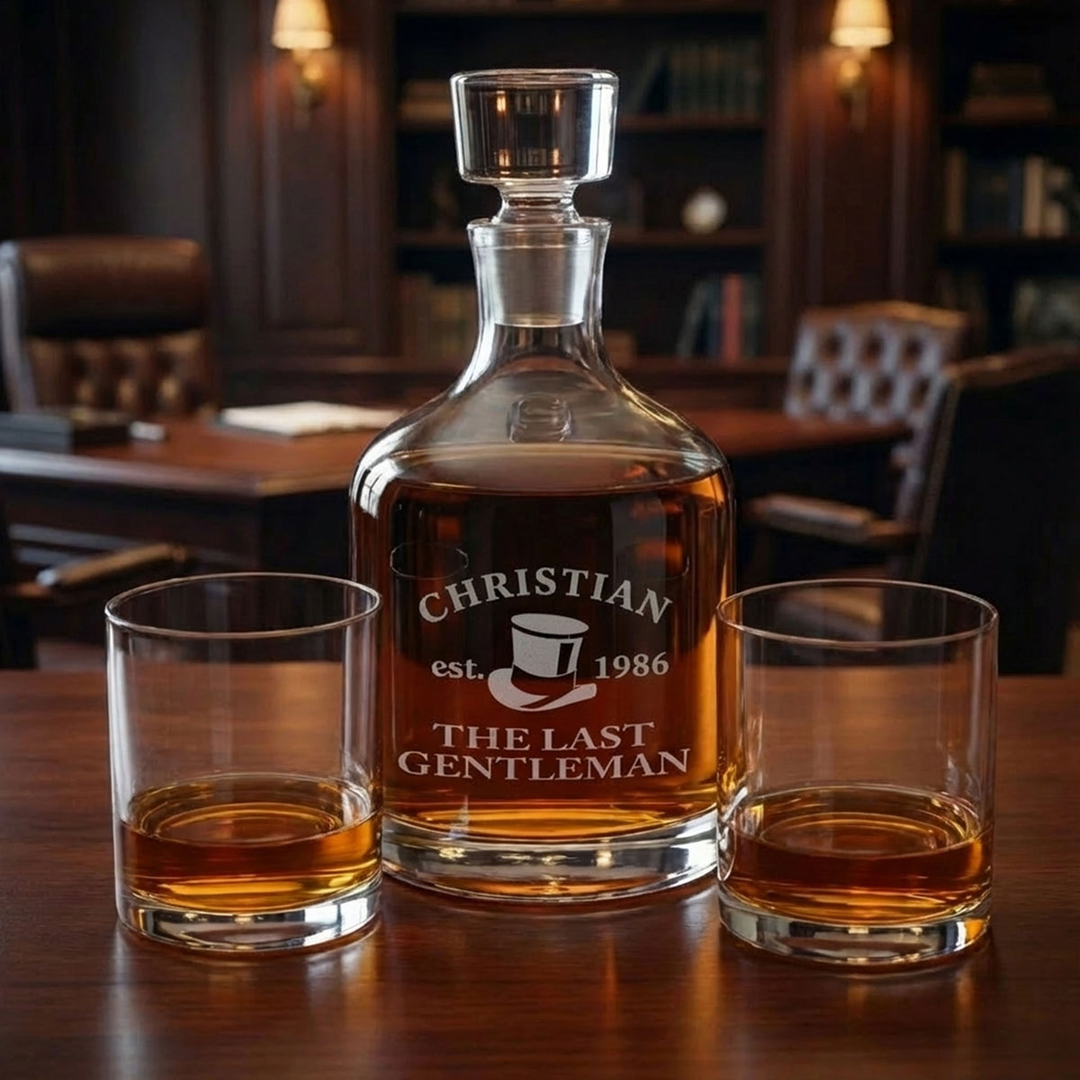 Elegantes 3-teiliges Whisky-Set von Leonardo mit gravierter Karaffe und zwei Whiskygläsern auf Holzuntergrund