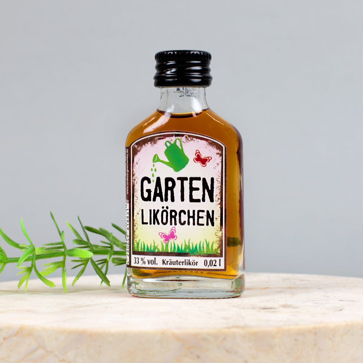 Garten Likörchen auf Holzplatte mit Deko-Grün, Vorderseite gut sichtbar