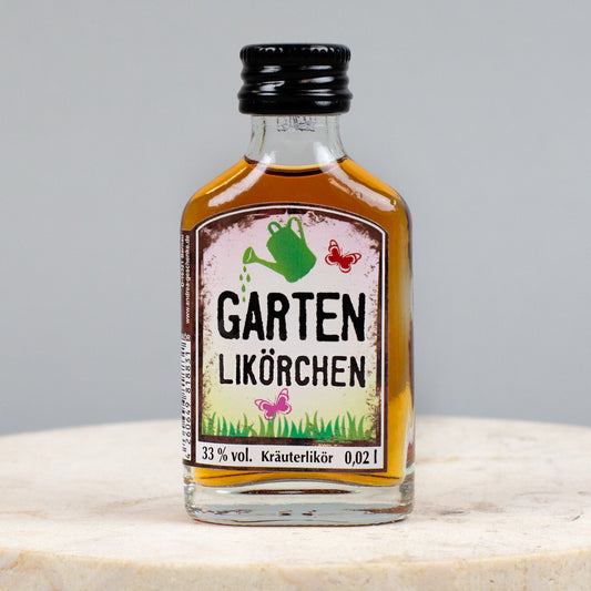 Garten Likörchen auf grauem Hintergrund mit Wiese und Schmetterlingen