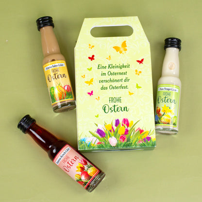 Likör Geschenkset Frohe Ostern mit drei Mini Likören vor grüner Osterdekoration