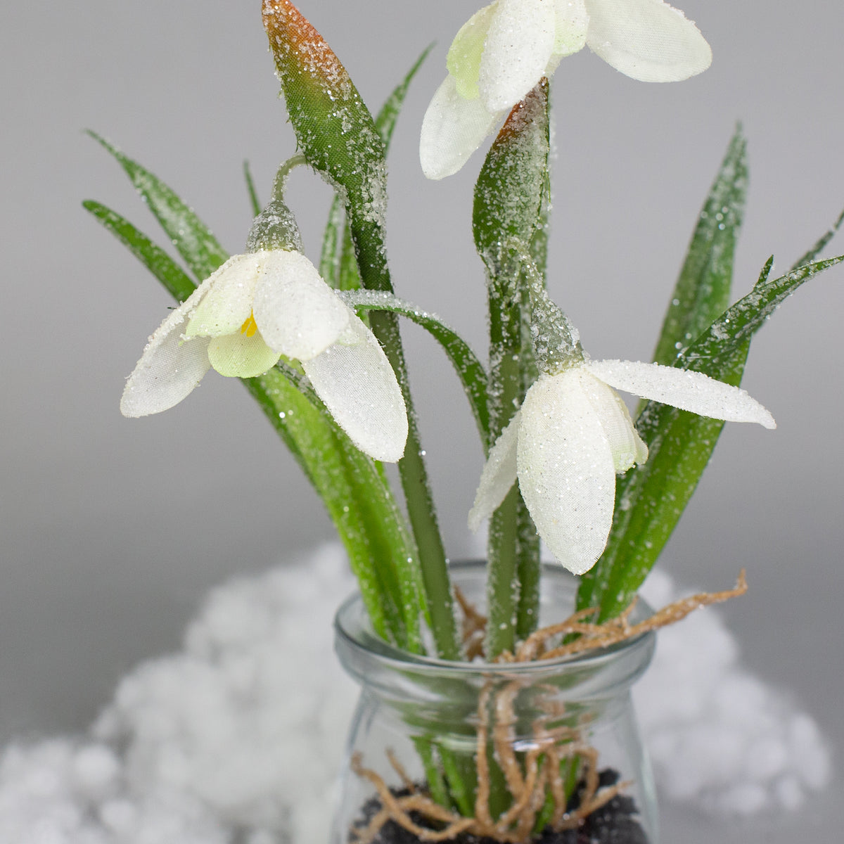 Nahaufnahme der glitzernden Blüten mit Frostoptik – Kunstpflanze Schneeglöckchen