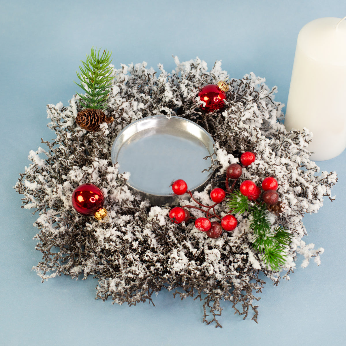 Adventskranz aus Kunstzweigen mit Schneeeffekt und Kerzenhalter ohne Kerze