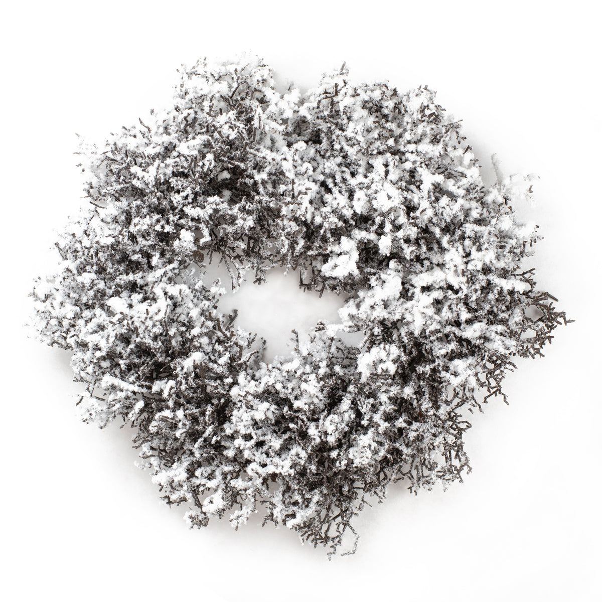 Winterlicher Kranz aus Kunstzweigen mit Schneeschicht als Weihnachtsdekoration