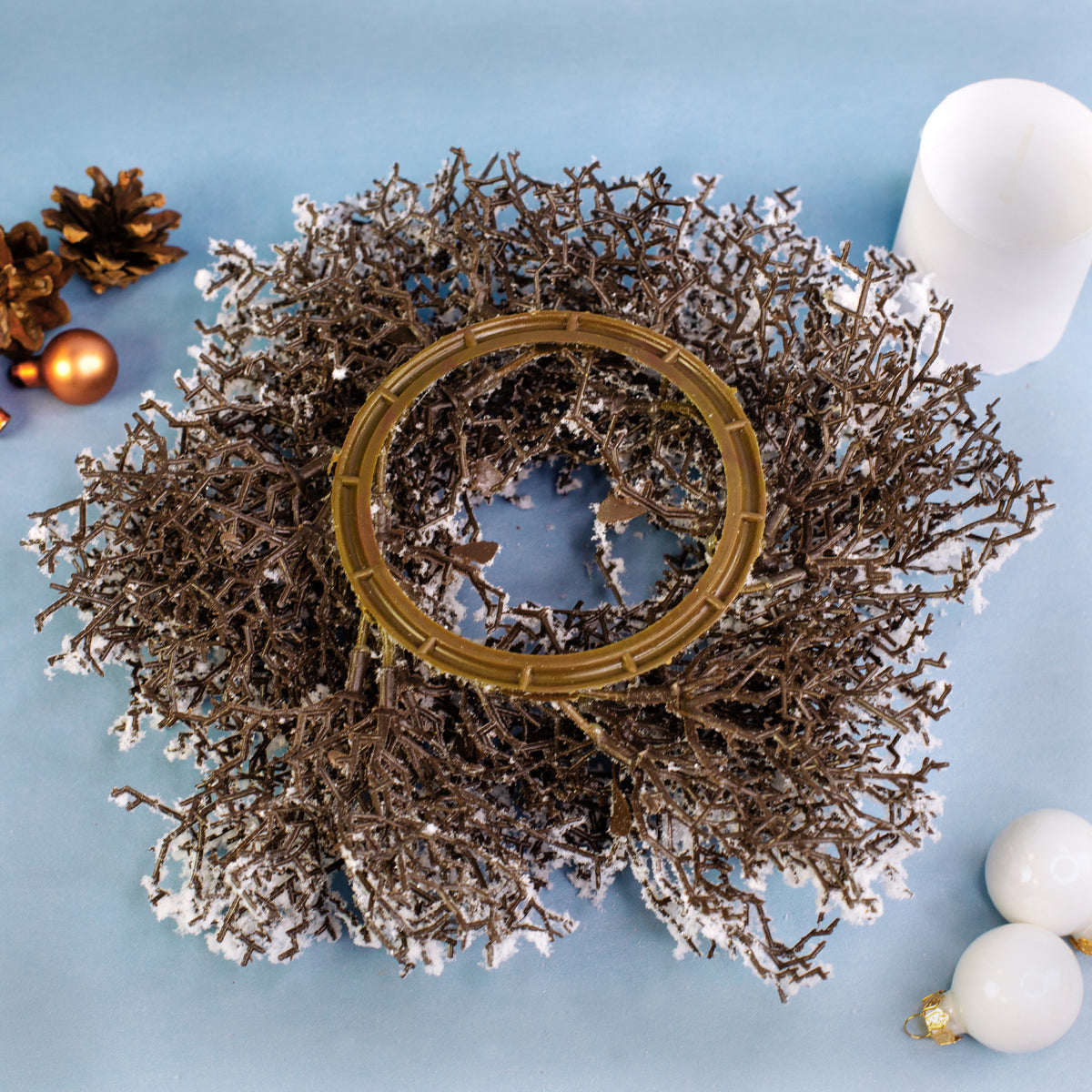 Adventskranz mit stabiler Rückseite und Aufhängung für Wandmontage