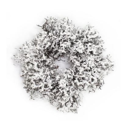 Runder Adventskranz aus weißen Schneezweigen mit winterlicher Struktur – künstliche Deko für Weihnachten und Winterzeit.