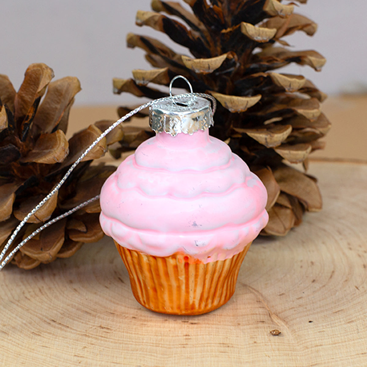 Rosa Cupcake aus Glas als Weihnachtsbaumschmuck mit goldfarbenem Förmchen und Aufhängung