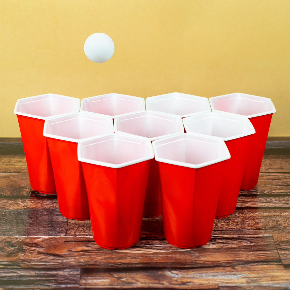 Detailansicht der sechseckigen roten Beer-Pong-Becher mit weißem Rand