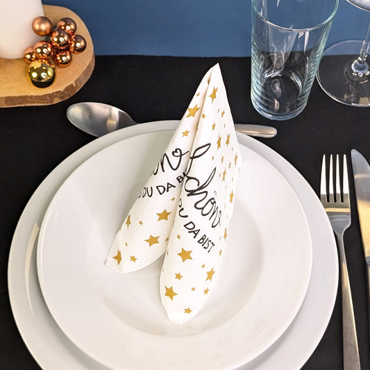 Weihnachtliche Sternen-Servietten als Dekoration für eine festlich gedeckte Tafel.