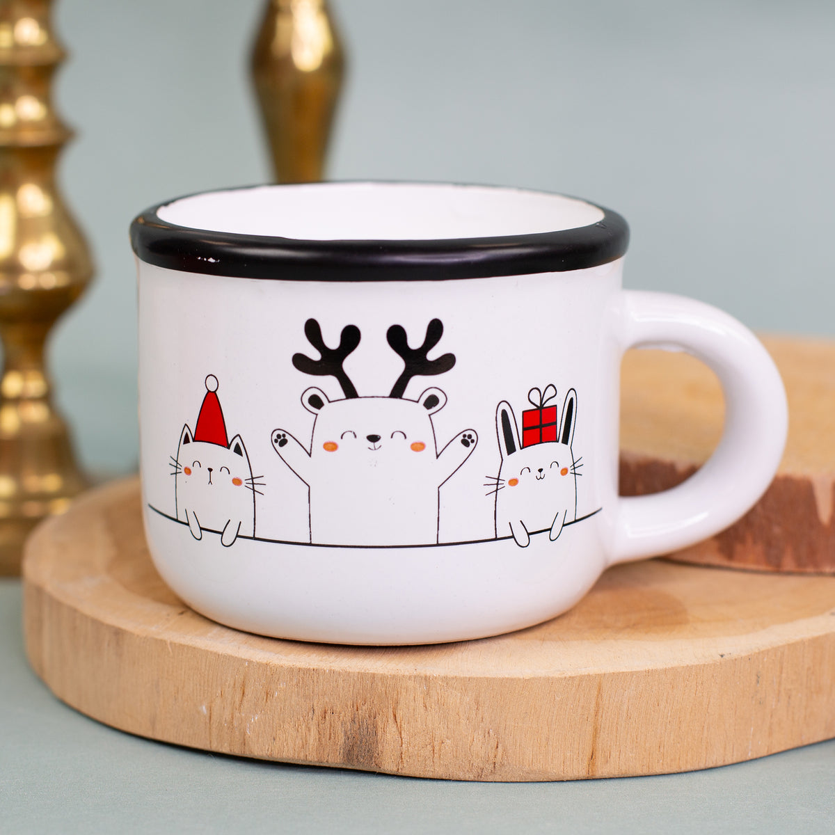 Weiße Dolomitetasse mit Tiermotiv – Katze, Rentier und Hase mit Geschenk