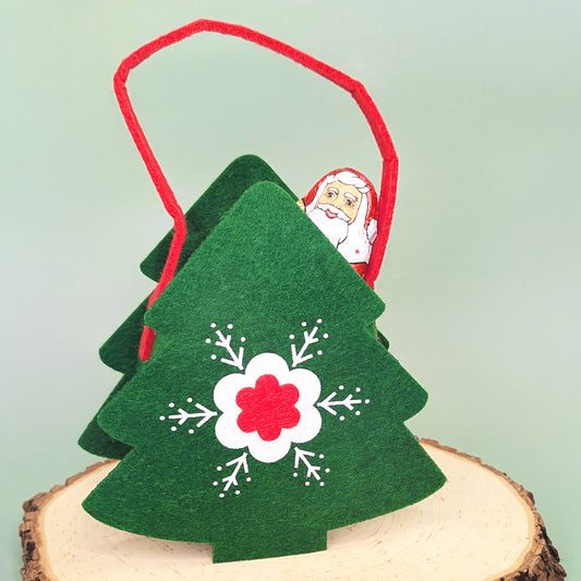 Geschenktüte Weihnachten aus Filz Motiv Tannenbaum mit Tragegriff auf Baumscheibe