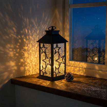 Leuchtende LED-Laterne mit funkelndem Sternenmuster im Dunkeln mit Lichteffekt mit Tannenzapfen in Fensterbank