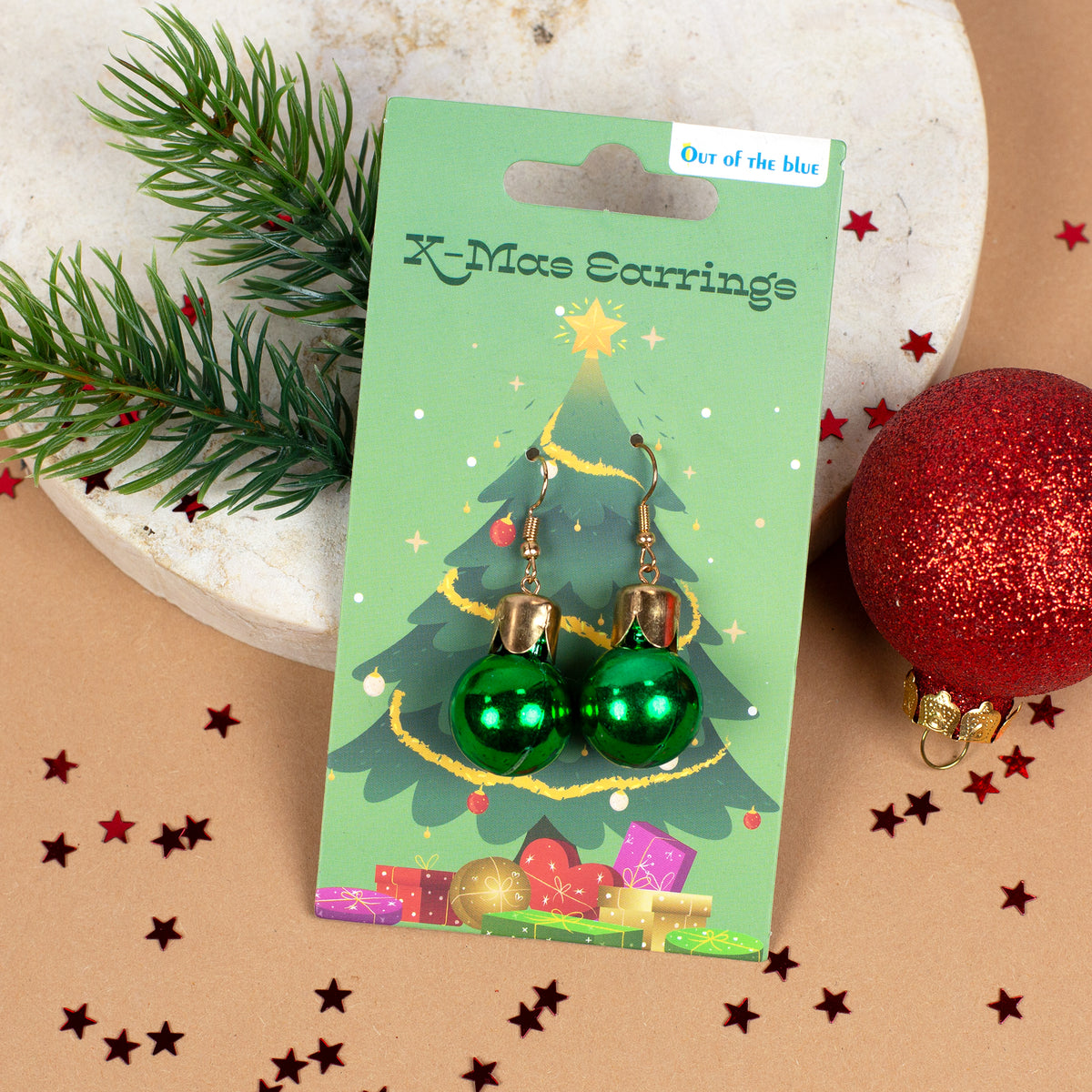 Grüne Weihnachtskugel-Ohrringe auf Geschenk-Karte mit Weihnachtsbaum und roten Sternen
