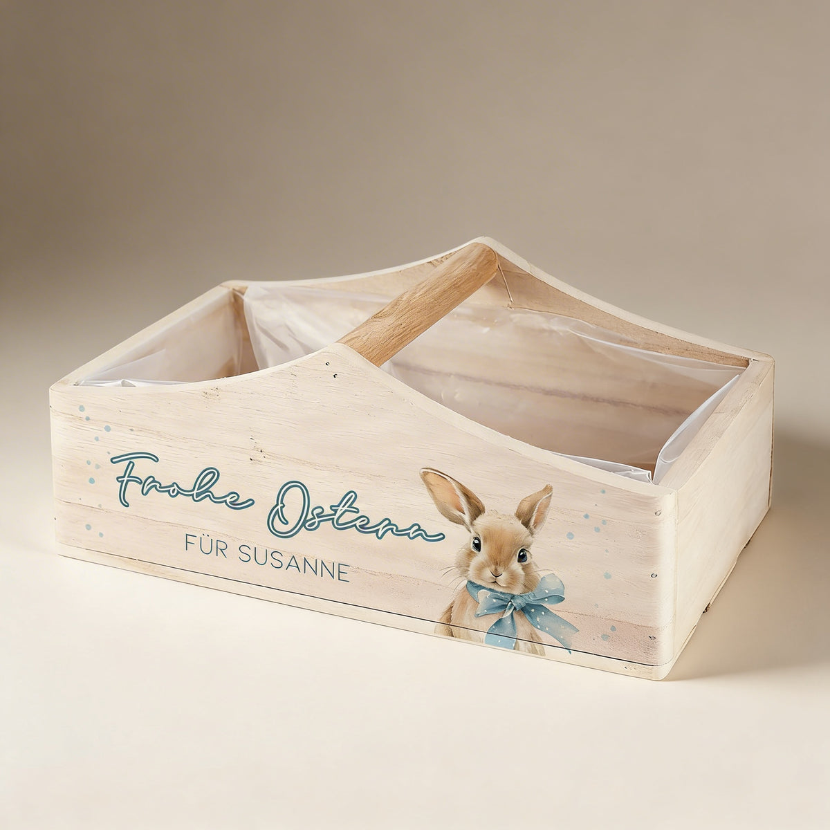 Personalisierter Oster Geschenkkorb aus Holz mit zwei Griffen, Hasenmotiv und Schriftzug „Frohe Ostern“ mit Wunschtext
