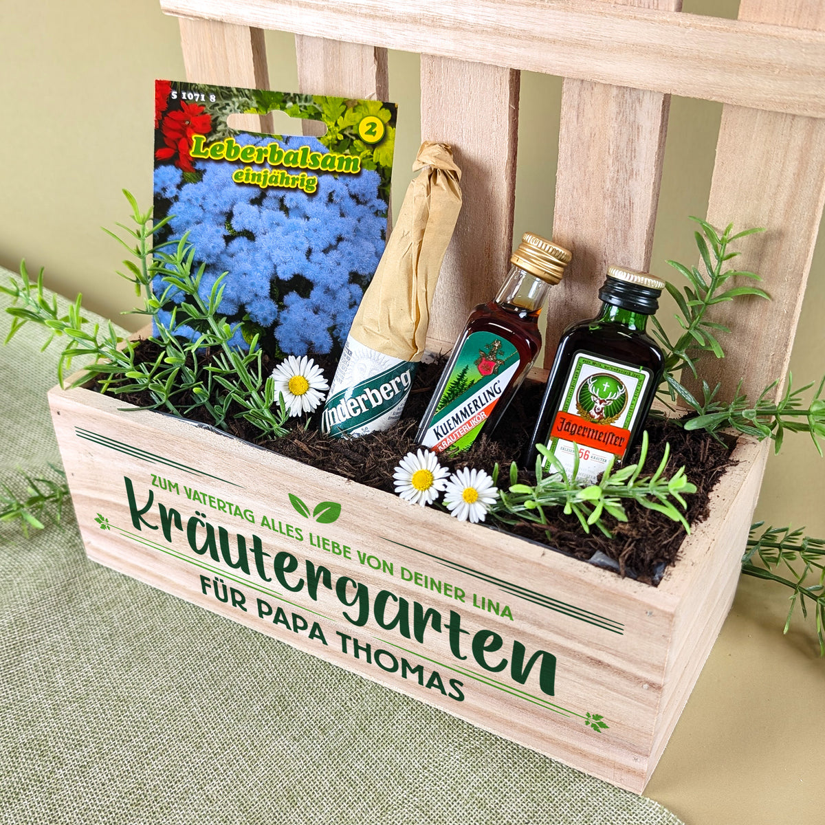 Nahaufnahme der drei Kräuterlikör-Fläschchen (Jägermeister, Kümmerling, Underberg) im Kisteneinsatz