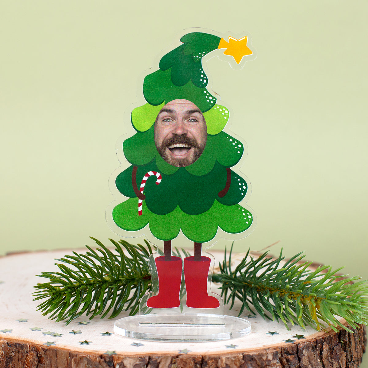 Personalisierter Foto-Aufsteller im Weihnachtsbaum-Design auf Holzscheibe mit Tannenzweigen als Weihnachtsdeko