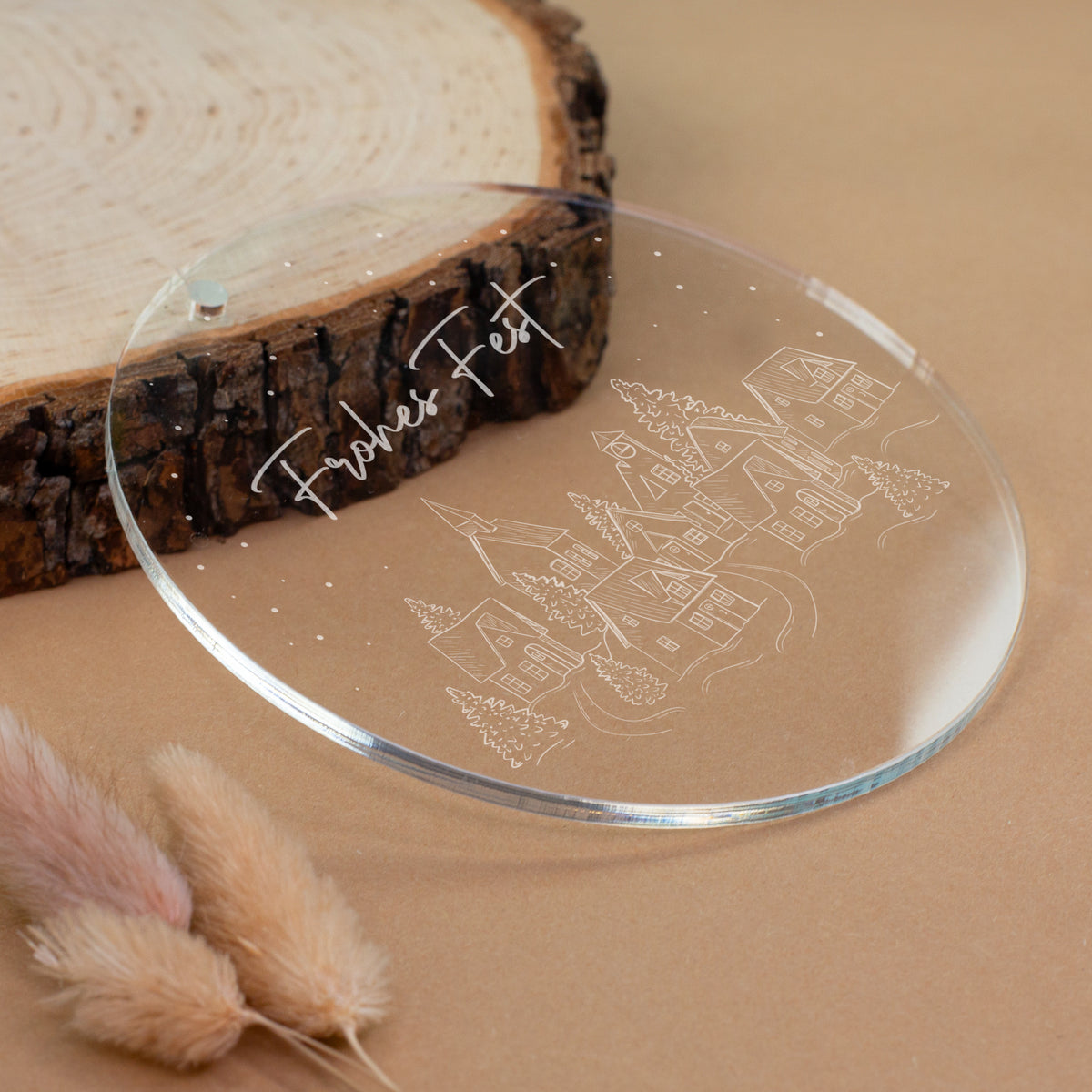Runder Acryl Anhänger mit Wunschtext „Weihnachtszauber“, Winterdorf Motiv, Tannenzweigen und Zapfen