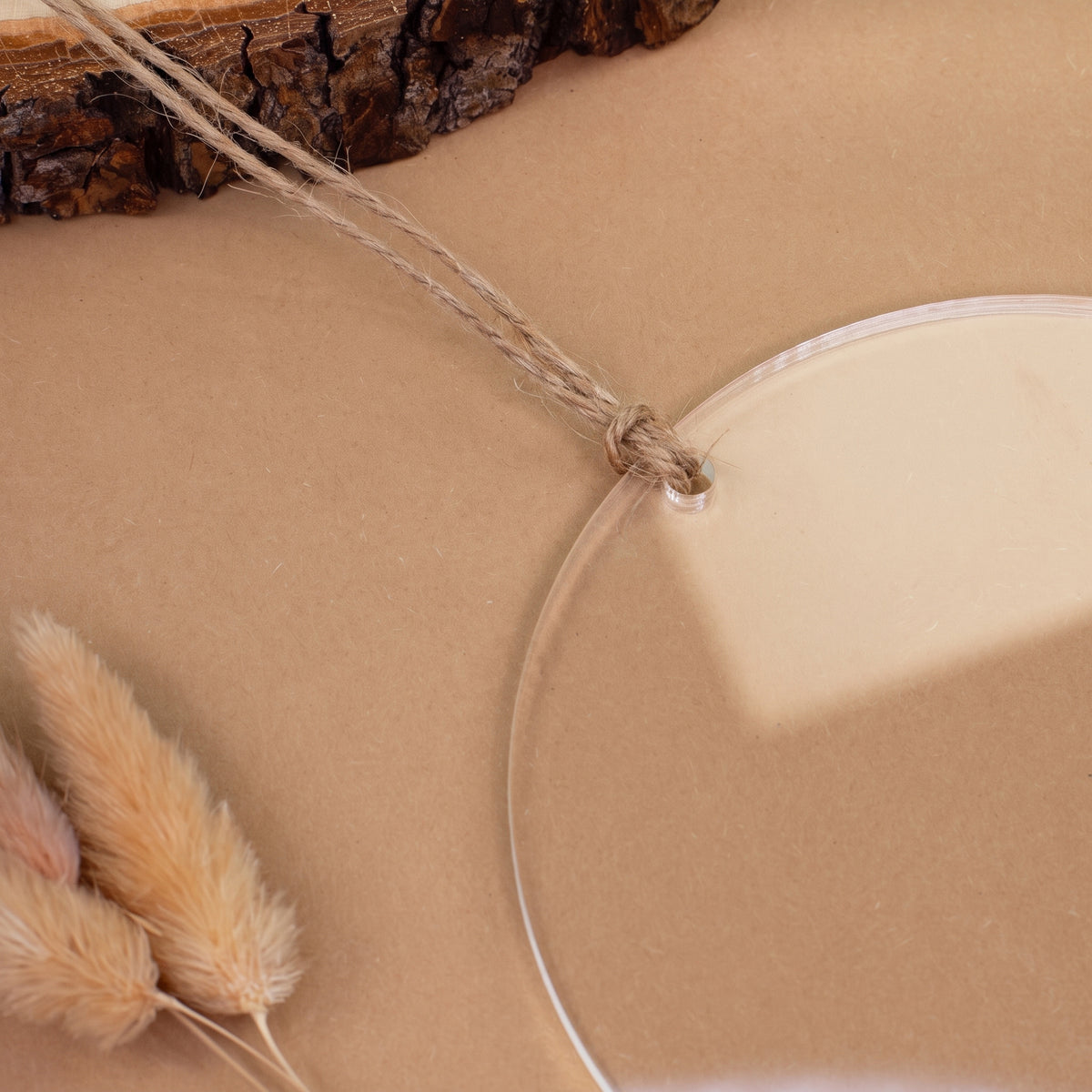 Detailansicht des Acryl Weihnachtsbaumanhängers mit Bohrung und Juteband zum Aufhängen