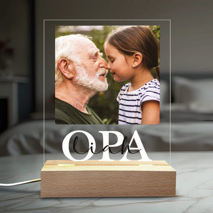 LED-Lampe mit Acrylglasplatte, personalisiert mit „OPA“-Schriftzug, Wunschtext und Foto – warmweiß leuchtend.