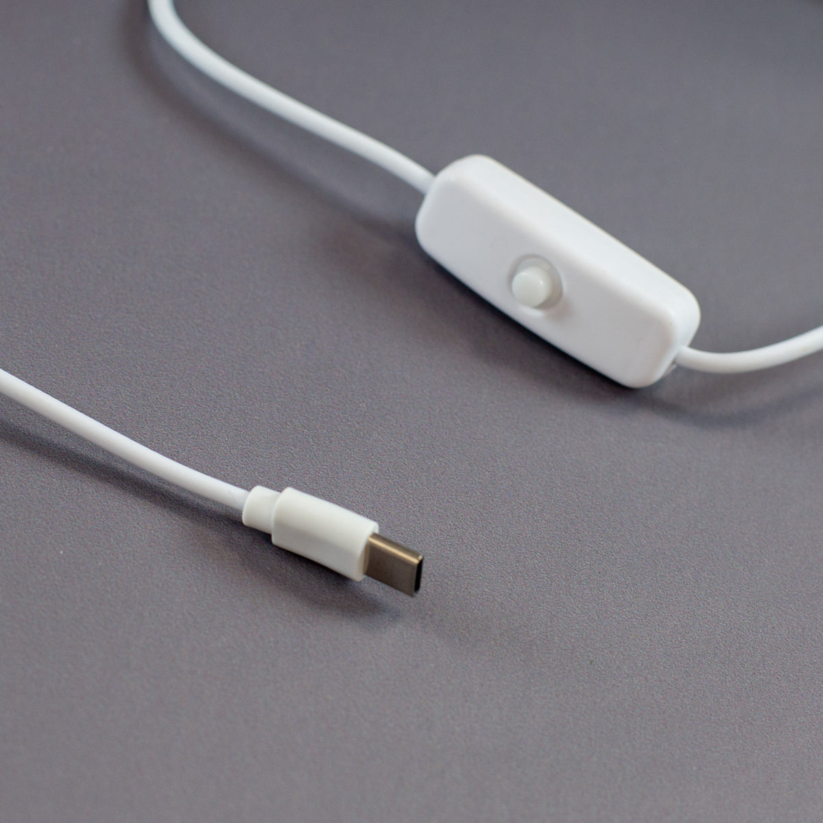 Nahaufnahme des USB-C-Kabels mit Schalter in weiß.