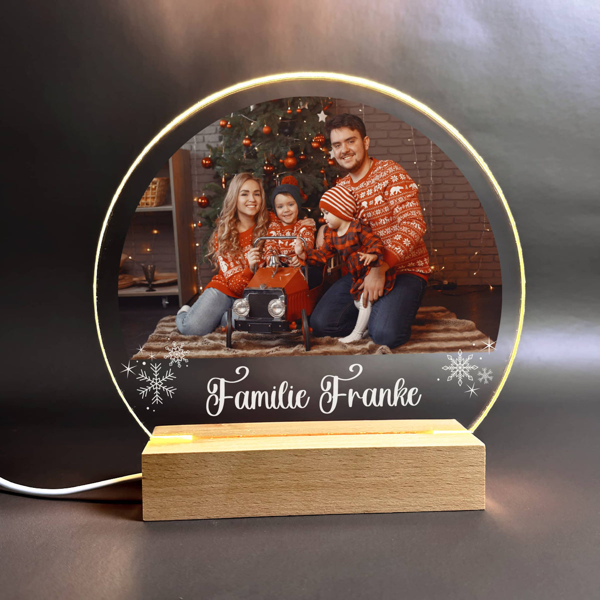 Personalisiertes Fotoacrylglas LED Licht mit Holzsockel und USB-C Kabel