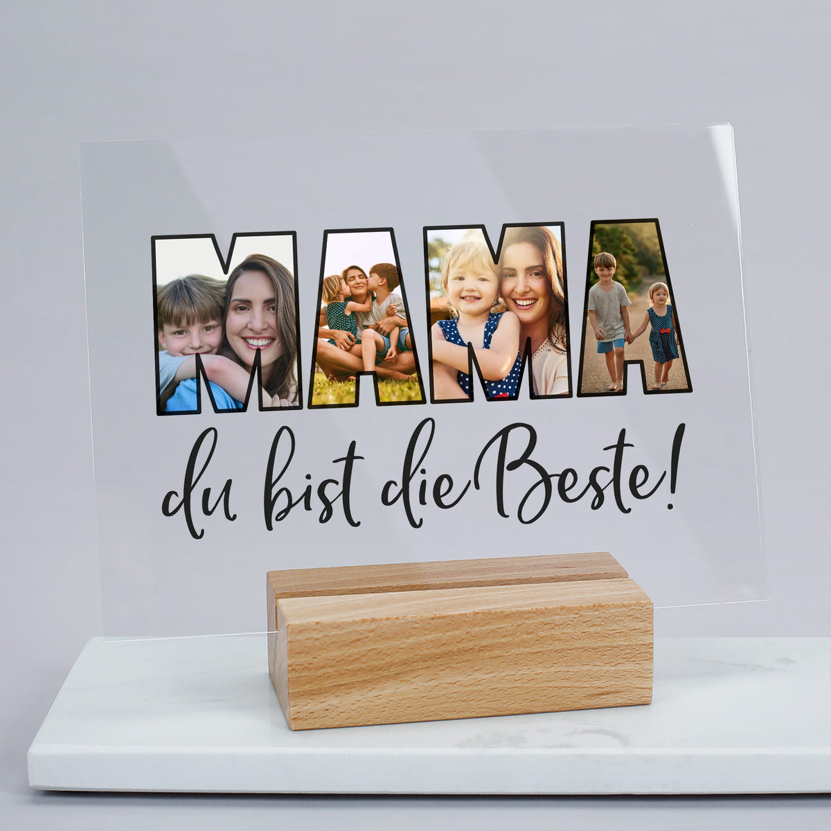Acrylglasbild mit Fotos im Schriftzug „MAMA“ und Naturholzsockel als persönliches Geschenk für Mütter