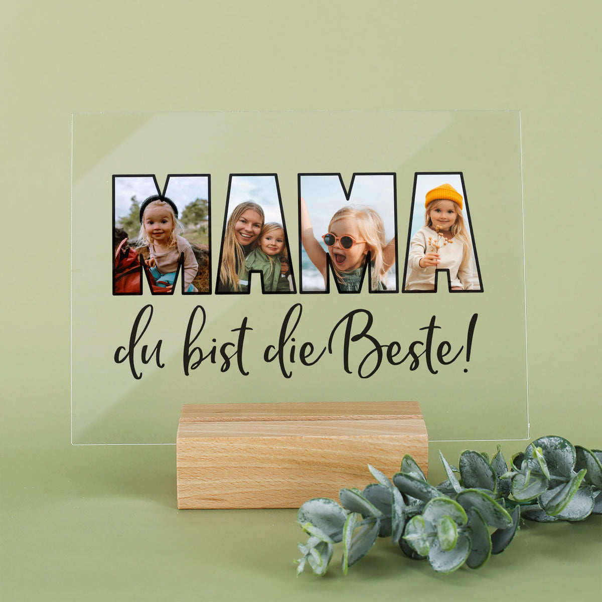 Personalisierbares Acrylglasbild mit Fotos im Schriftzug „MAMA“ als Geschenk für die beste Mama der Welt