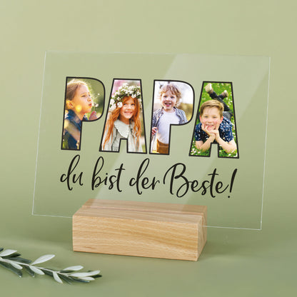 Dekoratives Acrylbild „PAPA du bist der Beste!“ mit drei Fotos und Holzsockel auf grünem Hintergrund