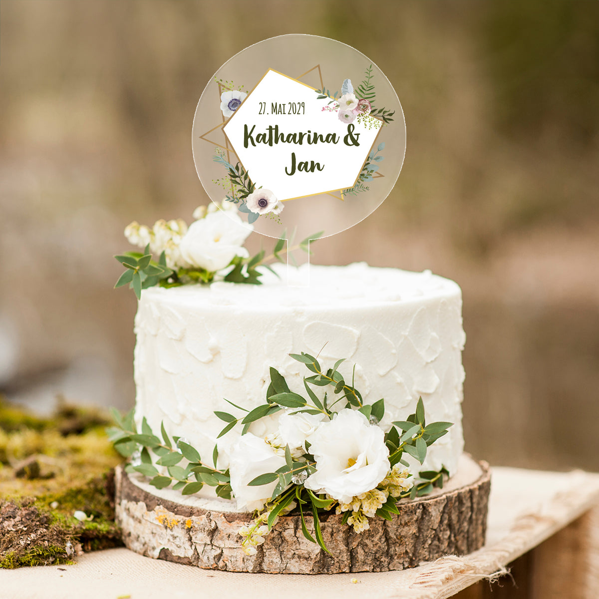 Personalisierter Caketopper Hochzeit aus Acryl mit Namen und Datum auf dekorierter Hochzeitstorte mit Blumen