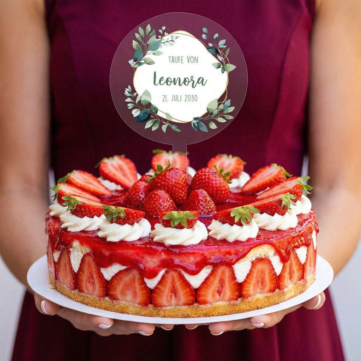 Personalisierter Tortentopper Taufe mit Name Leonora und Datum auf Erdbeertorte