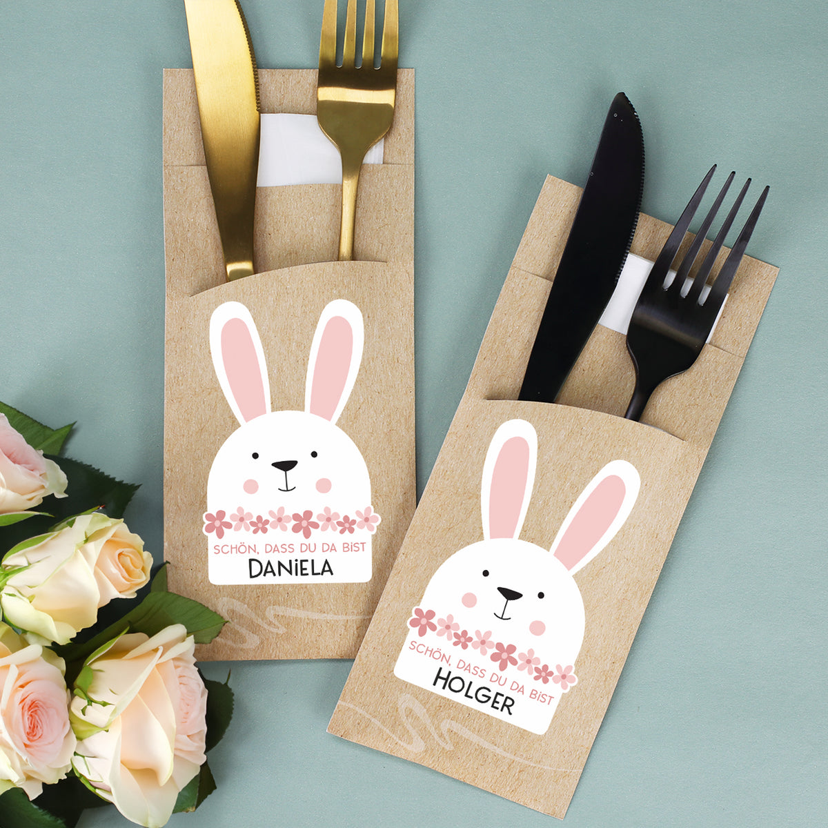 Zwei personalisierte Bestecktaschen zu Ostern mit Hasen Motiv und Namen Daniela und Holger