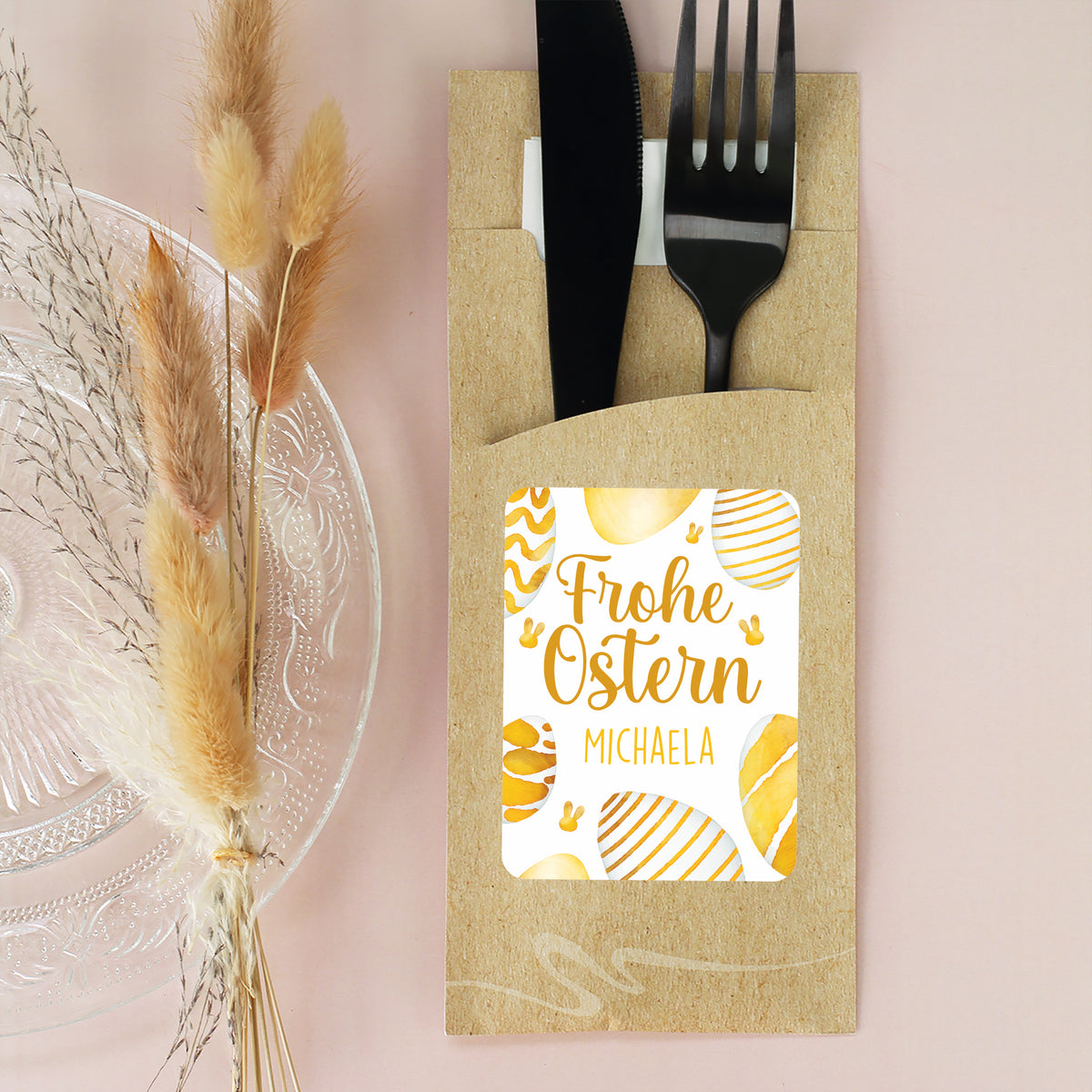 Personalisierte Bestecktasche mit Ostereier-Motiv und Name Michaela auf gedecktem Tisch