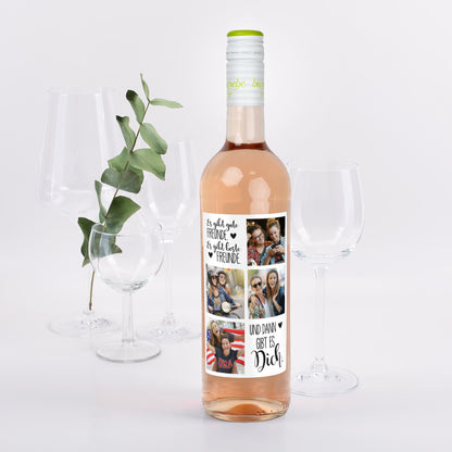 Flasche Roséwein mit personalisiertem Freunde-Motiv „Es gibt gute Freunde, es gibt beste Freunde, und dann gibt es Dich“ und vier Foto-Platzhaltern, dekoriert mit Weingläsern und Eukalyptuszweig.