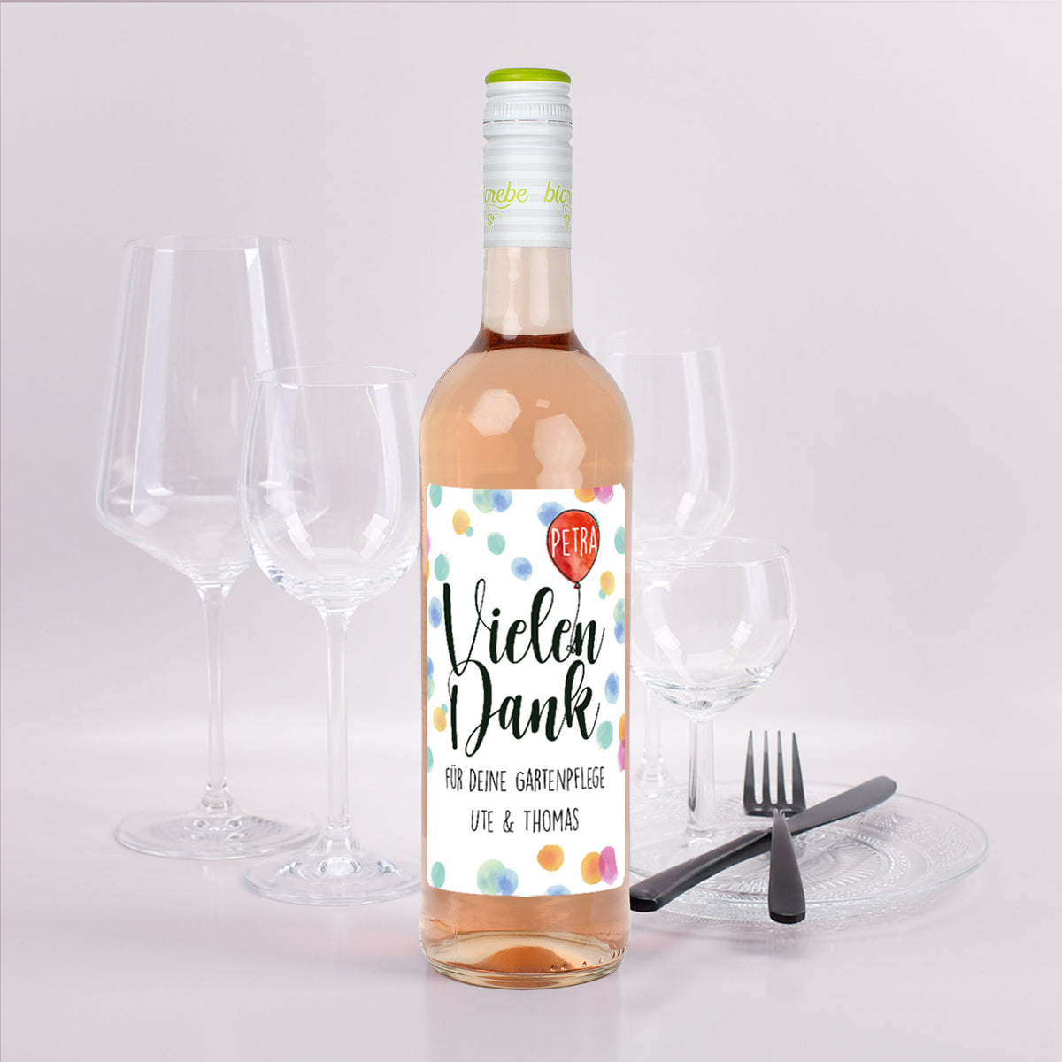 Personalisierte Weinflasche mit „Vielen Dank“-Etikett und Name Petra, Roséwein mit Gläsern