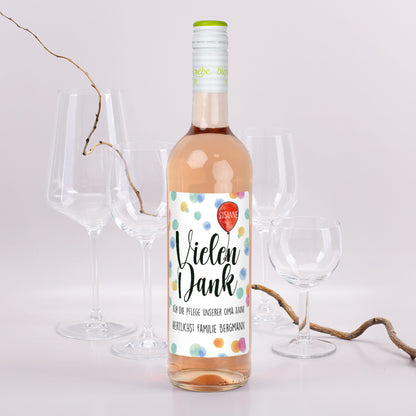 Personalisierter Roséwein mit Punkte-Etikett und Danke-Aufdruck für Susanne, aufgedeckter Tisch mit Gläsern
