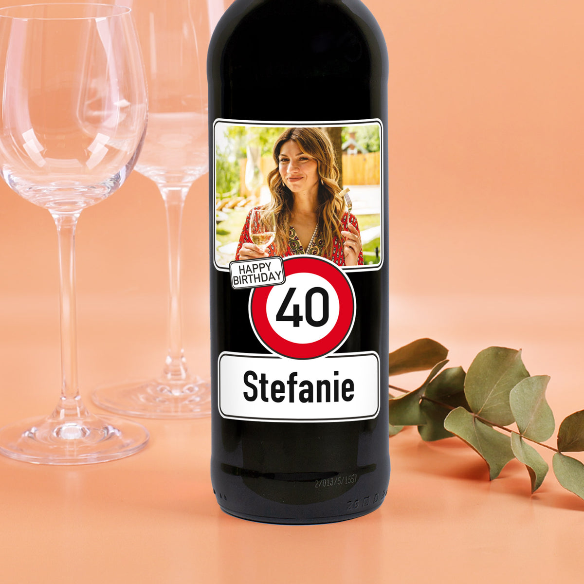 Personalisierte Rotweinflasche zum 40. Geburtstag mit Foto und Name Stefanie, Verkehrszeichen-Design