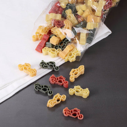 Bunte Nudeln in Chopper-Form