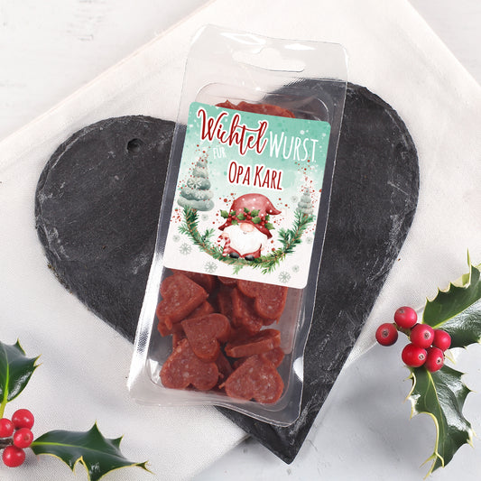 Herzförmige Salami-Wichtel-Wurst als Weihnachtsgeschenk mit personalisiertem Aufkleber für Opa Karl.