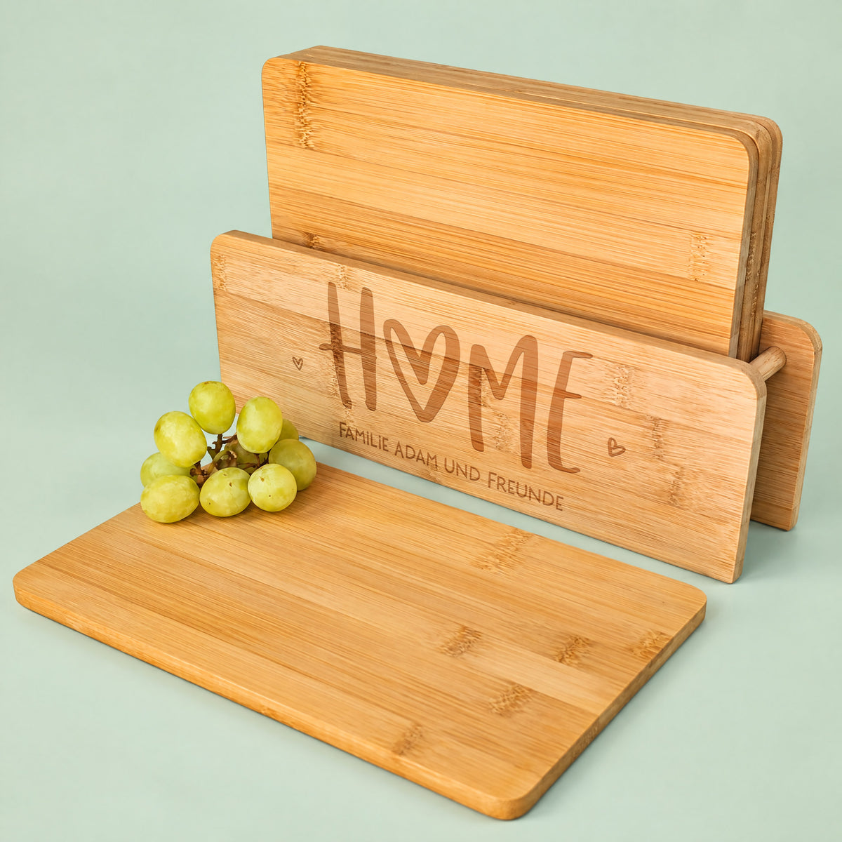 Frühstücksbrettchen-Set aus Bambus mit HOME-Gravur und Trauben, ideal als Geschenk
