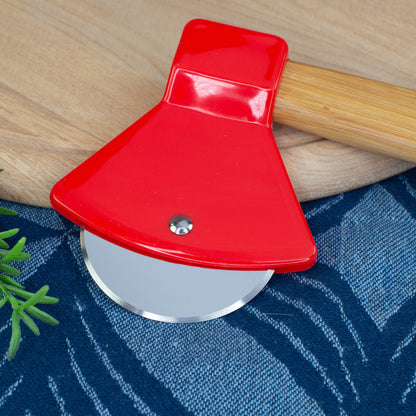Detailaufnahme des Pizzaschneiders in Feuerwehr-Axtform mit Edelstahlrad